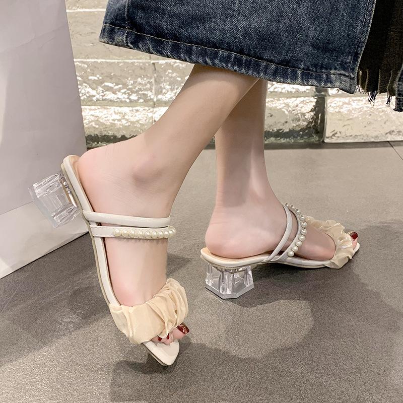 2025 Sommer neue coole Hausschuhe Damen mittlerer Absatz dicker Absatz Französisch vielseitig Oberbekleidung Feenwind Perle zwei Tragearten Sandalen