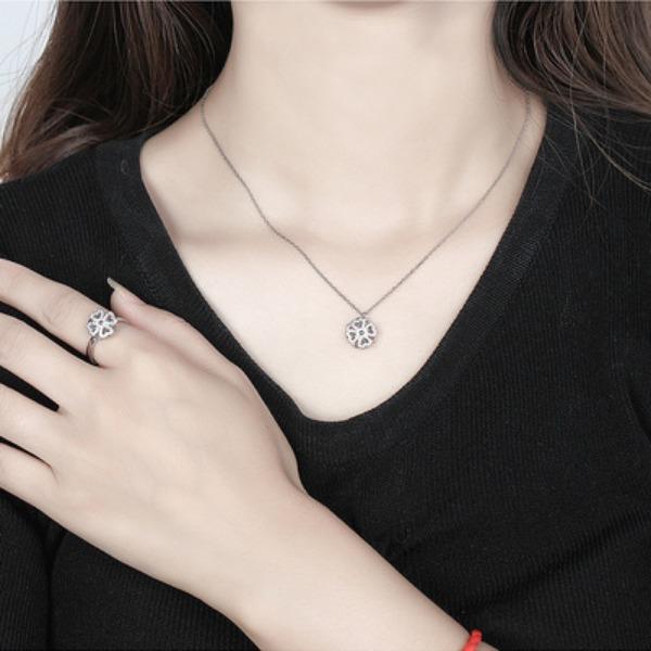 Rotating Clover Necklace, Korean Fashion New Product, Versatile Network Hollow Heart Necklace, Female