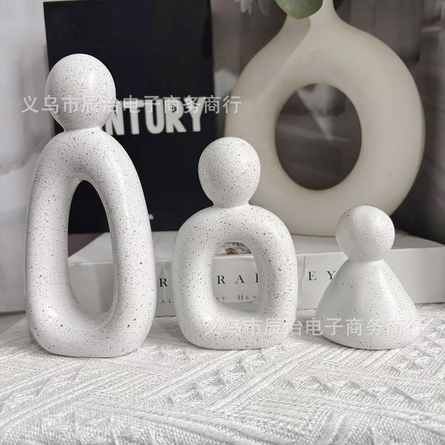 A family of three artistic resin character ornaments, living room TV cabinet entrance, minimalist high-end niche soft decoration