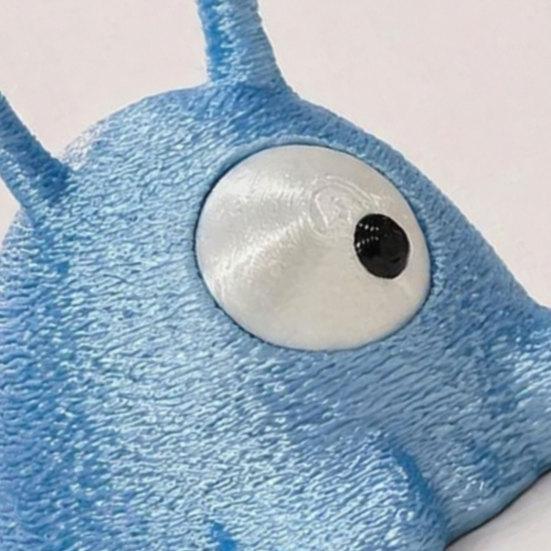 3D Printed One-Eyed Alien Ornament, One-Piece Molding Alien Figure with Flashing Blue Pearlescent Texture, Desktop Decoration