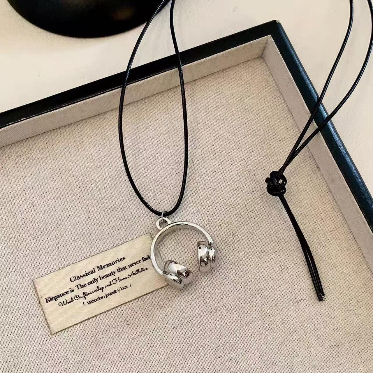 

Creative Mini Fashion Earphones Pendant Necklace Women Neck Sweater Chain High Sense Accessories Jewelry for Women Gift