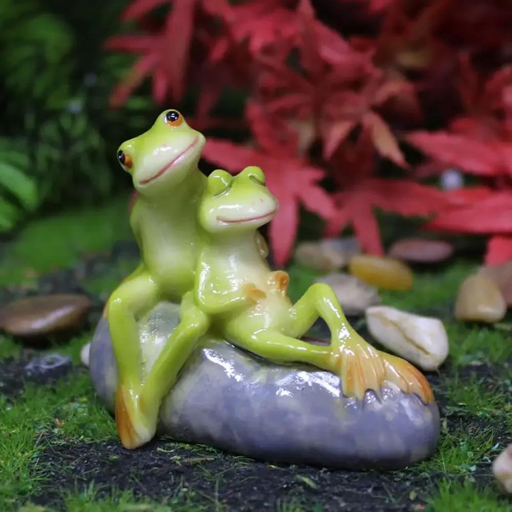Fashion Resin Crafts Frog Statue Realistic Sitting Frog Frog Figurine Garden Decoration Cartoon Frog Sculpture