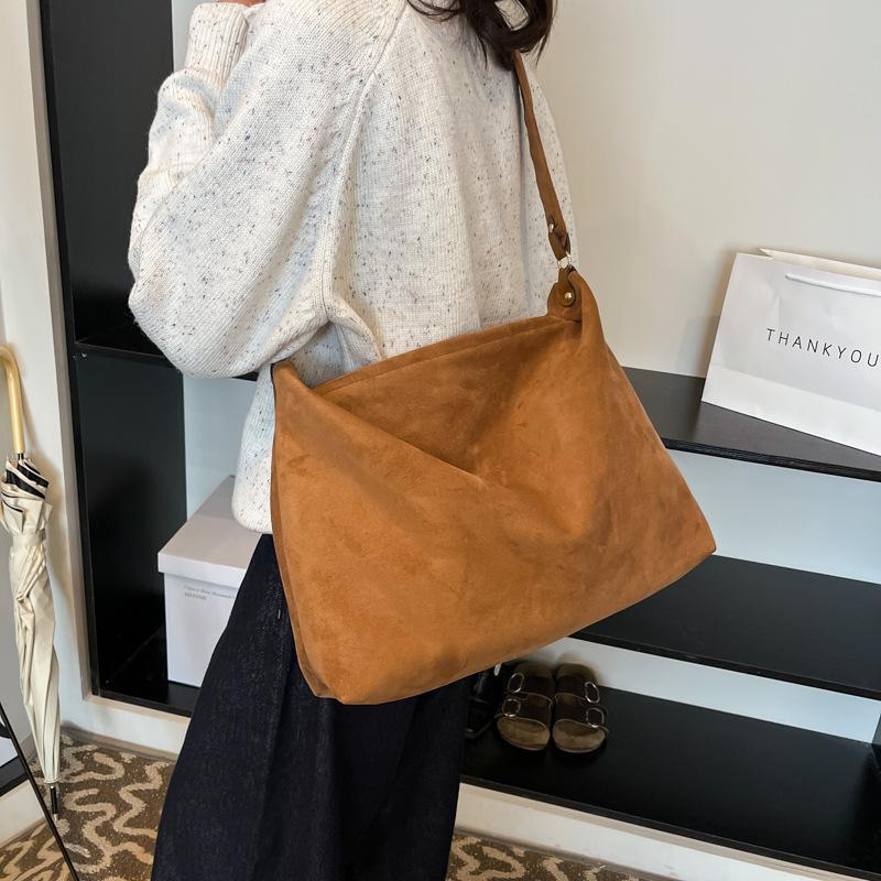 

2025 new simple matte armpit bag popular versatile shoulder bag leopard print Korean version niche work commuter bag women 39*10*29 коричневый