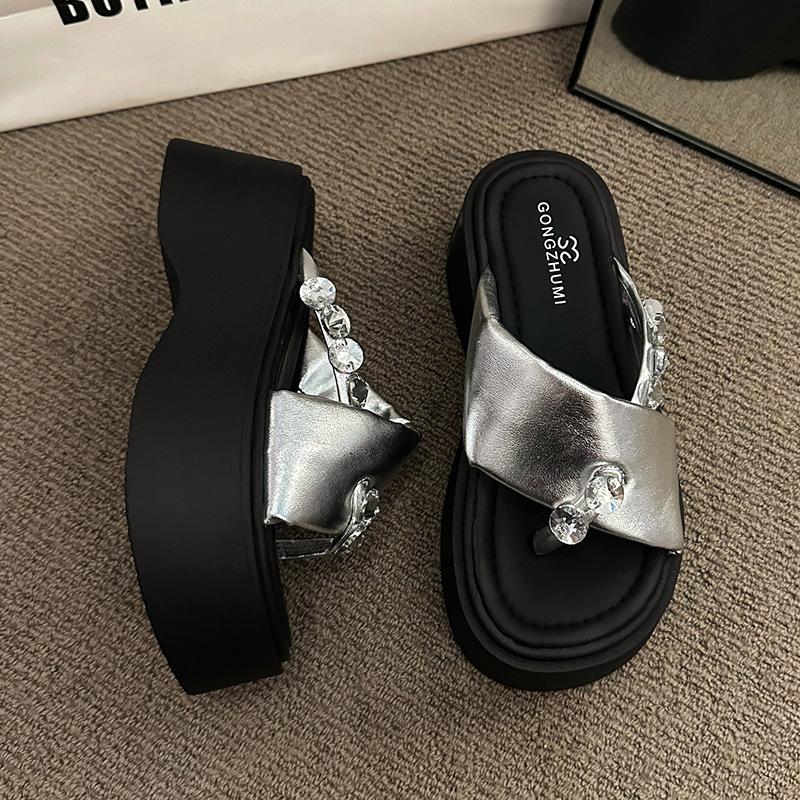 2025 new muffin thick-soled high-heeled cool slippers for women's summer wear with skirts, high-end one-word beach sandals