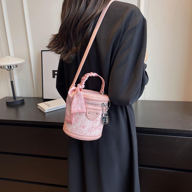High-end fashion casual niche texture bucket bag 2025 new women's bag trend versatile messenger bag women