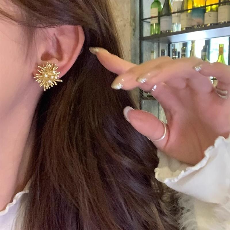 Fireworks Stud Earrings - Luxurious and High-end, with A Grand and Elegant Style. Golden Ear Jewelry for Women, Fashionable Earrings.
