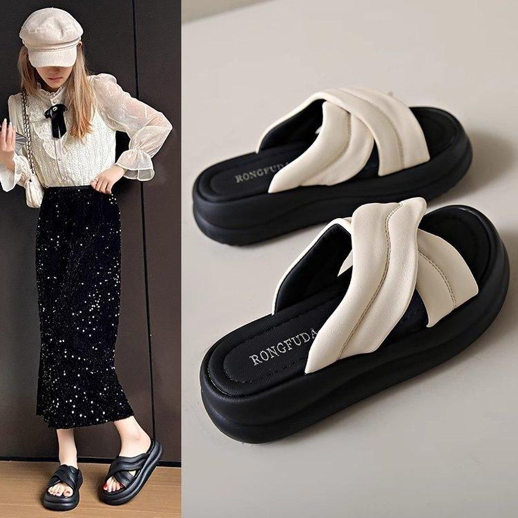 Cool Slippers Women's Summer Wear 2025 New Heightened Thick-soled Silver Slippers Internet Celebrity Fashion Versatile One-word Slippers