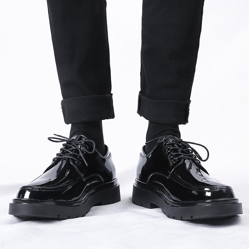Lackierte Herrenlederschuhe Trendy minimalistischer Stil Outdoor-Straßenspaziergänge Freizeitparty Tägliches Büro Jugendschuhe mit dicken Sohlen