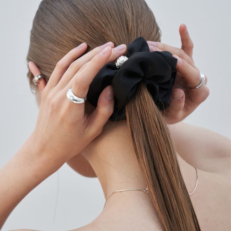 Cotoit Shell Satin Hair Scrunchie_Black