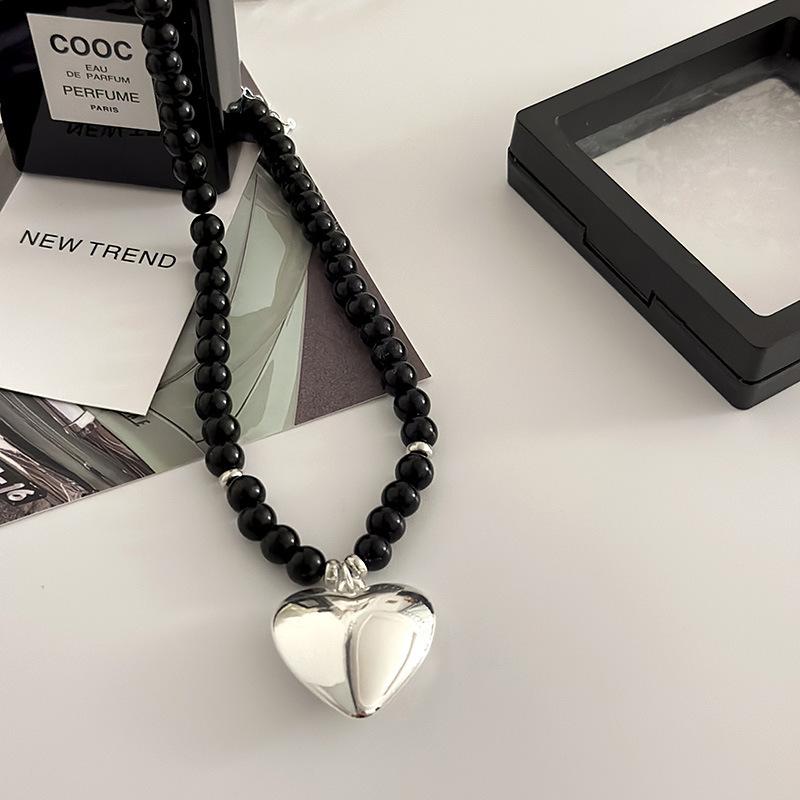 Svart pärlbeads metall kärlek halsband dam, designkänsla nisch retro personlighet mångsidig halskedja nyckelbenskedja~