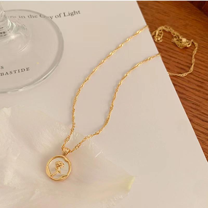 French Retro White Mother-of-Pearl Rose Necklace for Women - High-End Summer Luxury Design Clavicle Accessory