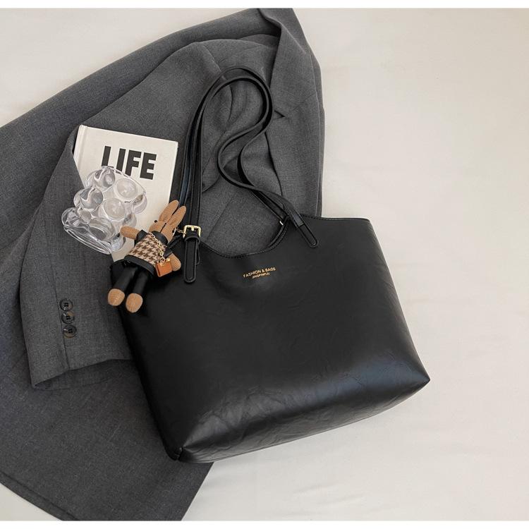 Premium textured bag women's autumn and winter 2025 new simple retro shoulder bag class commuter tote bag armpit bag