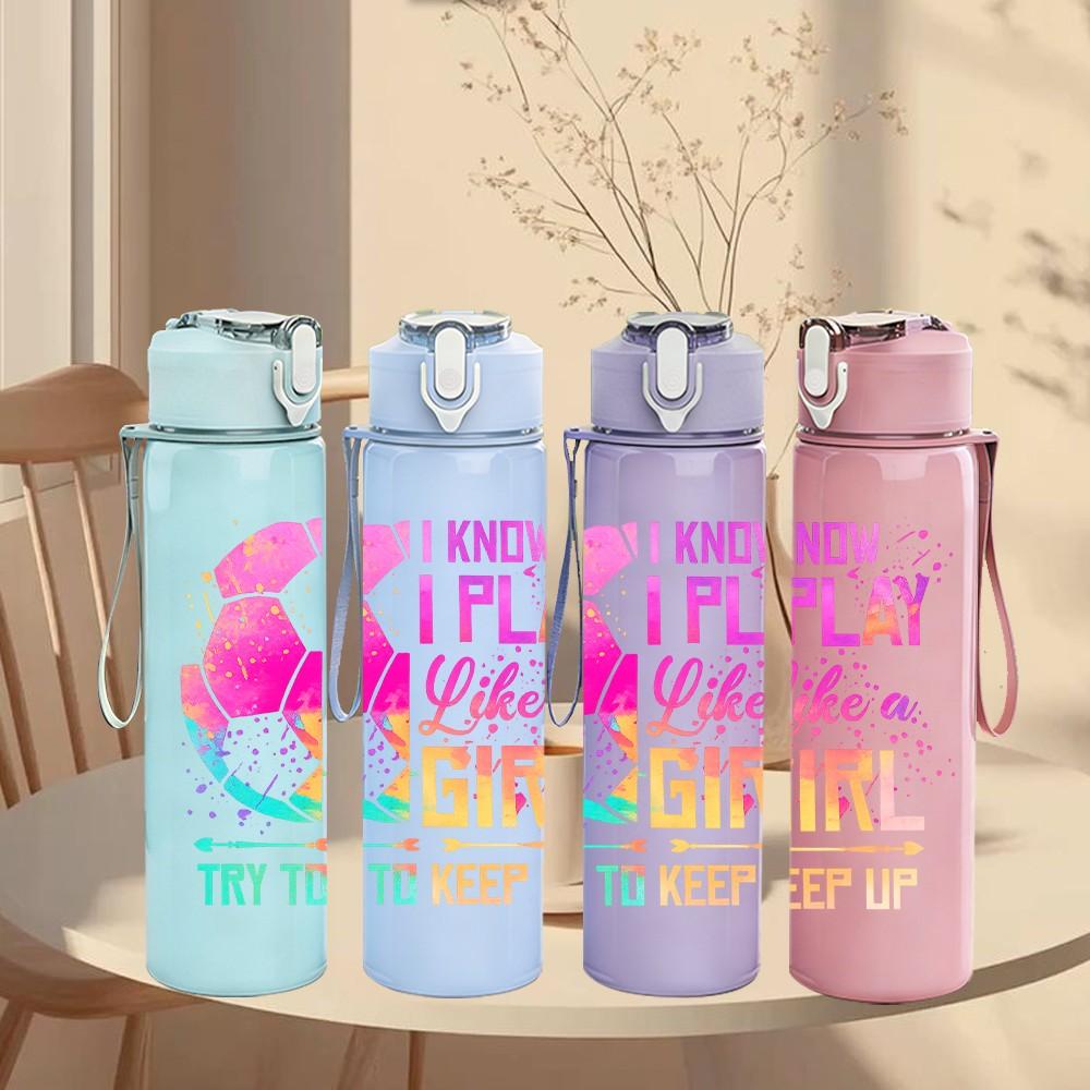 1PC I Know I Play Like A Girl Slogan Print 750ml Color Plastic Sports Water Bottle Leakproof Flip Straw Lid Suitable for Sports Office Home Use