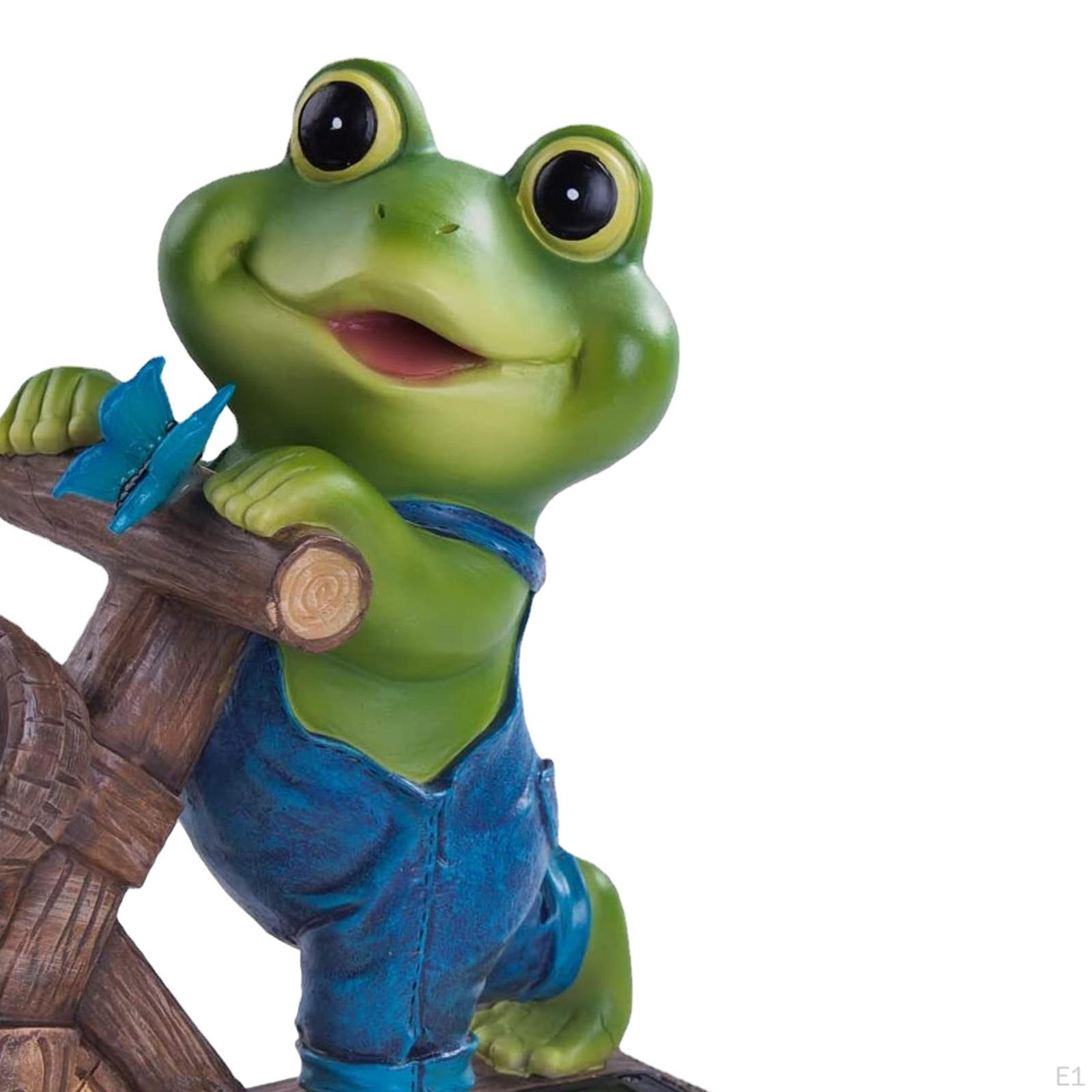 Статуя зеленой лягушки на солнечной энергии — фото 3