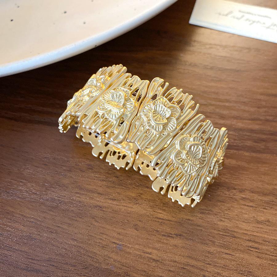 Irregular Round Shell Retro Court Style Bracelet - Light Luxury & High-End Women's Jewelry