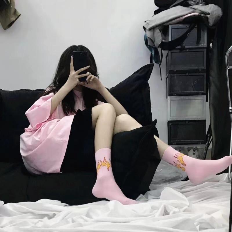 Calzini Trendy di Marca Europea e Americana con Fiamma Bianchi Rosa Neri Viola Street Skateboarding Trend Calzini Sportivi a Mezza Gamba in Puro Cotone