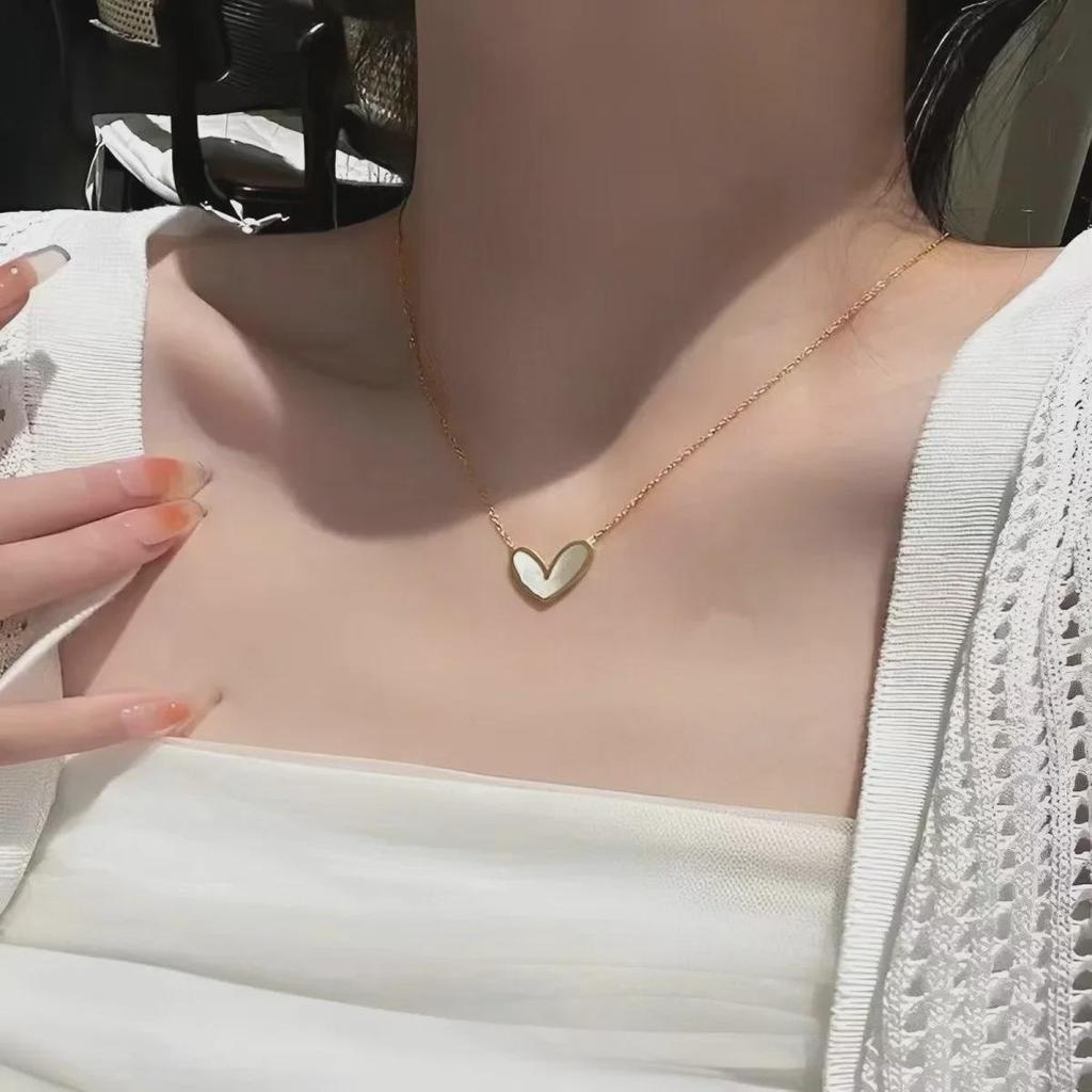 Colar Coração Dourado - Moda Nicho Feminina, Luxo Leve, Corrente Simples para Clavícula com Design Único