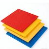 Brincando com Plus exibindo criações de blocos 4 peças Design Durável de Alta Qualidade Seguro para Crianças de 32x32 furos são perfeitos Ideal para áreas gramadas