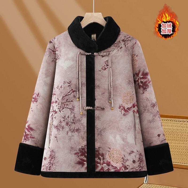 Middle-aged and old mothers wear woolen coats, grandma winter tops, and fleece old ladies' fur is integrated.