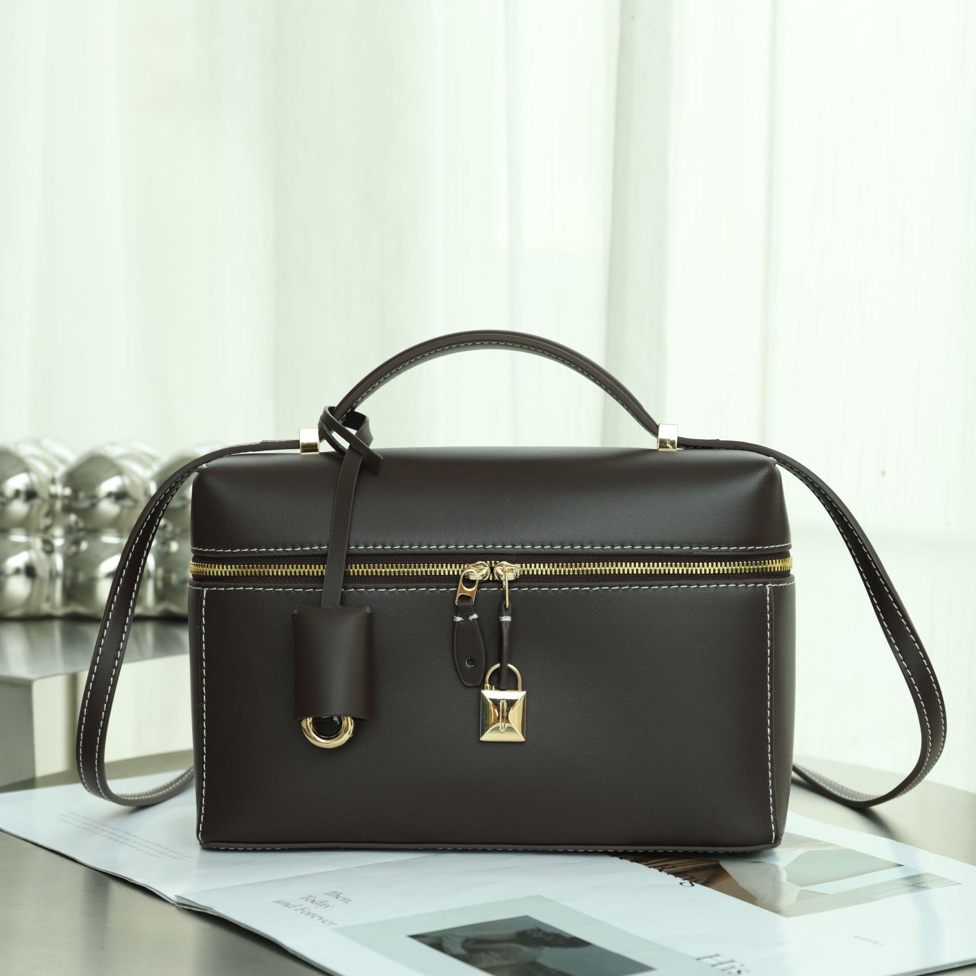 

2025 Trendy Women s Textured Crossbody Boston Handbag: Stylish Single Shoulder Underarm Small Square Bag. 23x9x16 cm