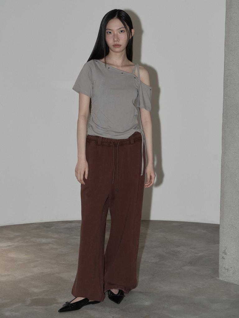 SWAYGLOW Eyelet Strap Off-Shoulder T-Shirt (Be)