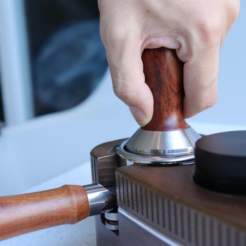 Hochwertiger Edelstahl-Espressokaffee-Tamper mit Holzgriff für ergonomischen Komfort, gleichmäßigen Druck und einfache Reinigung