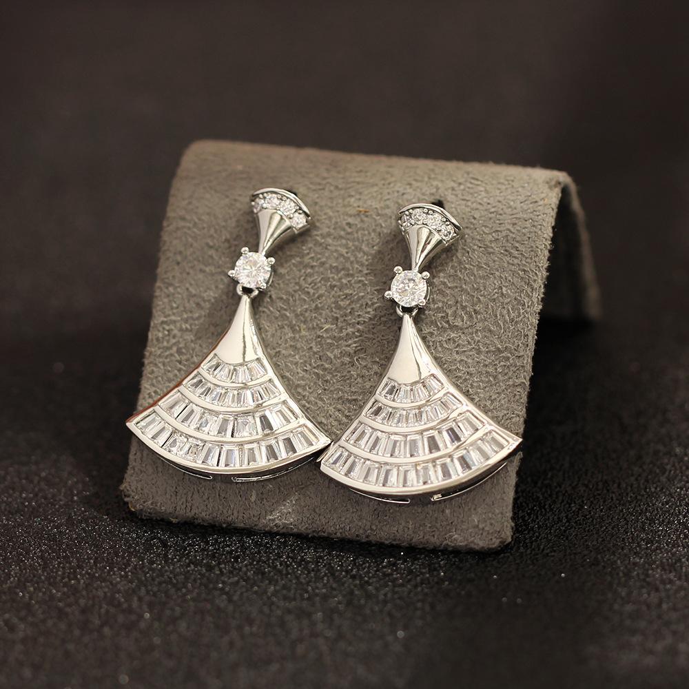 European and American personality, exaggerated and exquisite, diamond-encrusted scalloped earrings, gold-plated, versatile temperament, 925 silver nee