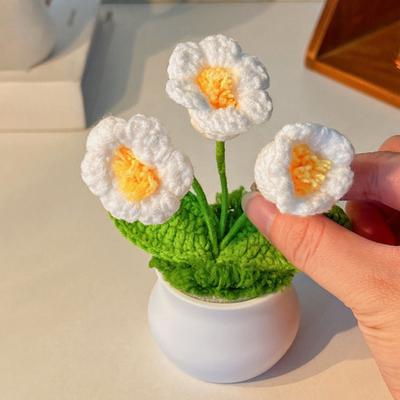 Handgehäkelte Blumen Handgemachte Maiglöckchen-Pflanze Fertige Häkel-Topfsonnenblume Künstliche Vergissmeinnicht-Blume zur Heim-Schreibtischdekoration