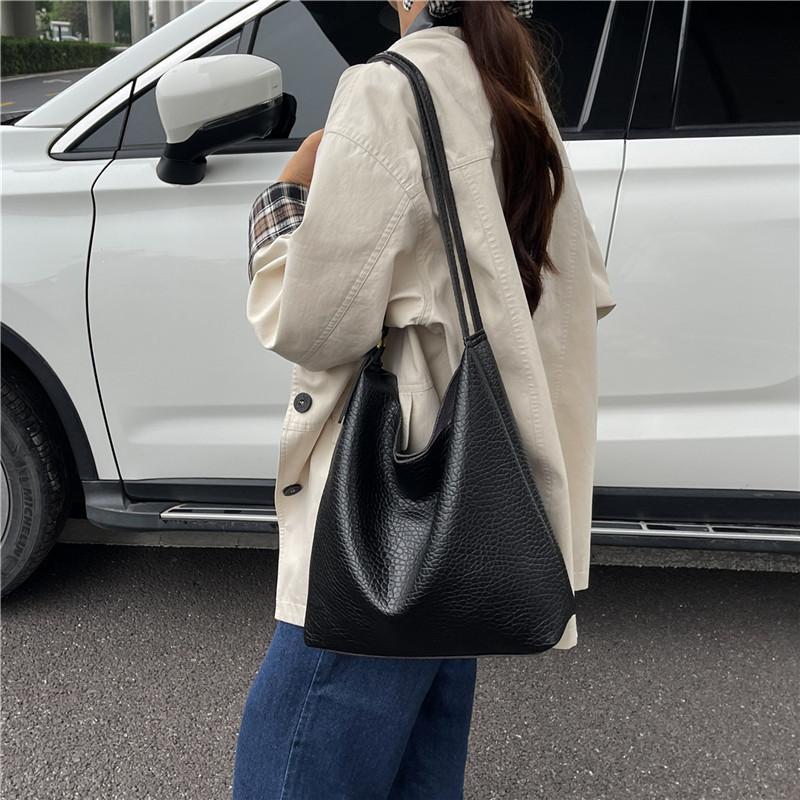 Large-capacity bag women's 2025 new autumn and winter retro style lychee pattern handbag for class commuting shoulder tote bag