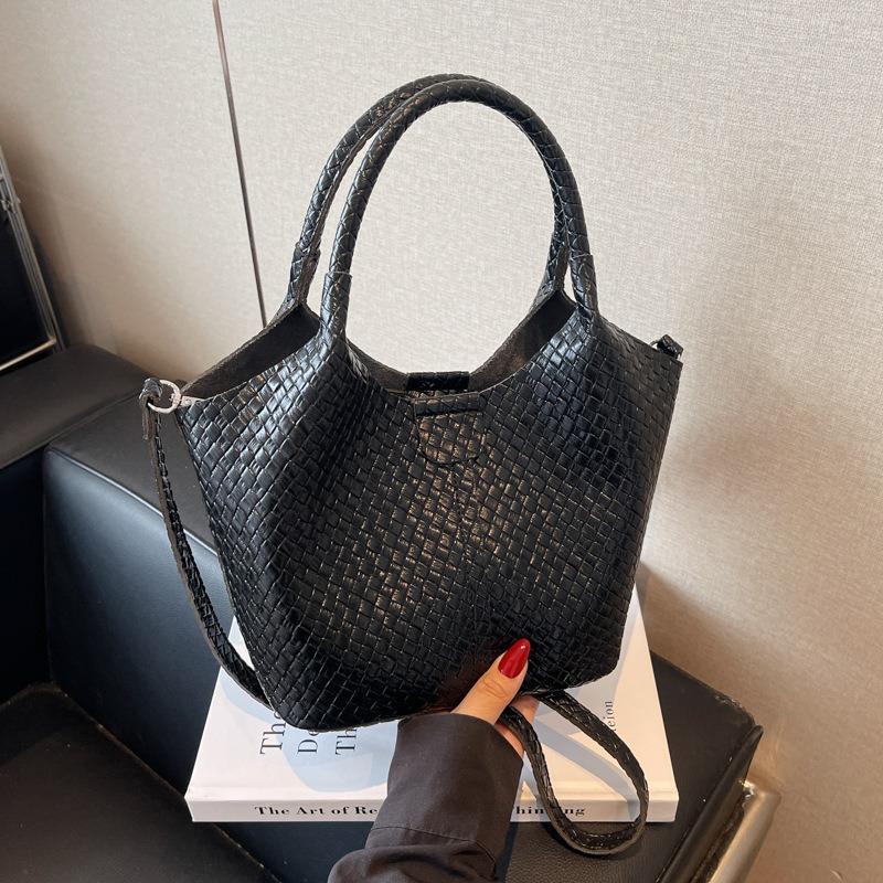 Spring and summer new woven pattern commuting casual simple large capacity retro underarm portable shoulder bag women