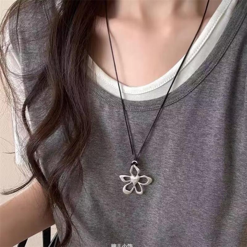 Retro Irregular Metal Pendant Necklace for Women Men Simple Geometric Flower Rope Chain Necklace Jewelry Sweater Accessories