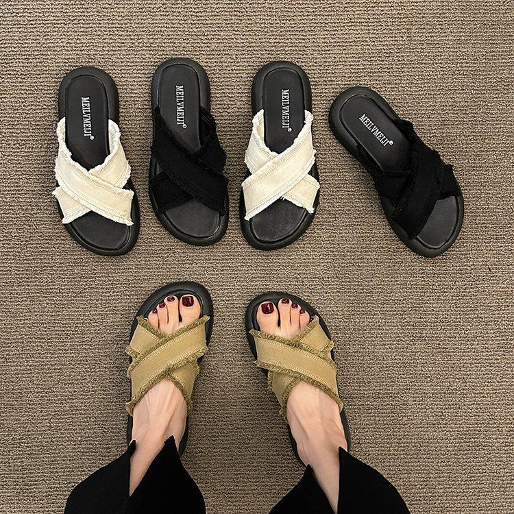 Stepping on shit feeling thick-soled cross slippers women's summer wear 2025 new fashion versatile flat-bottomed casual beach cool slippers