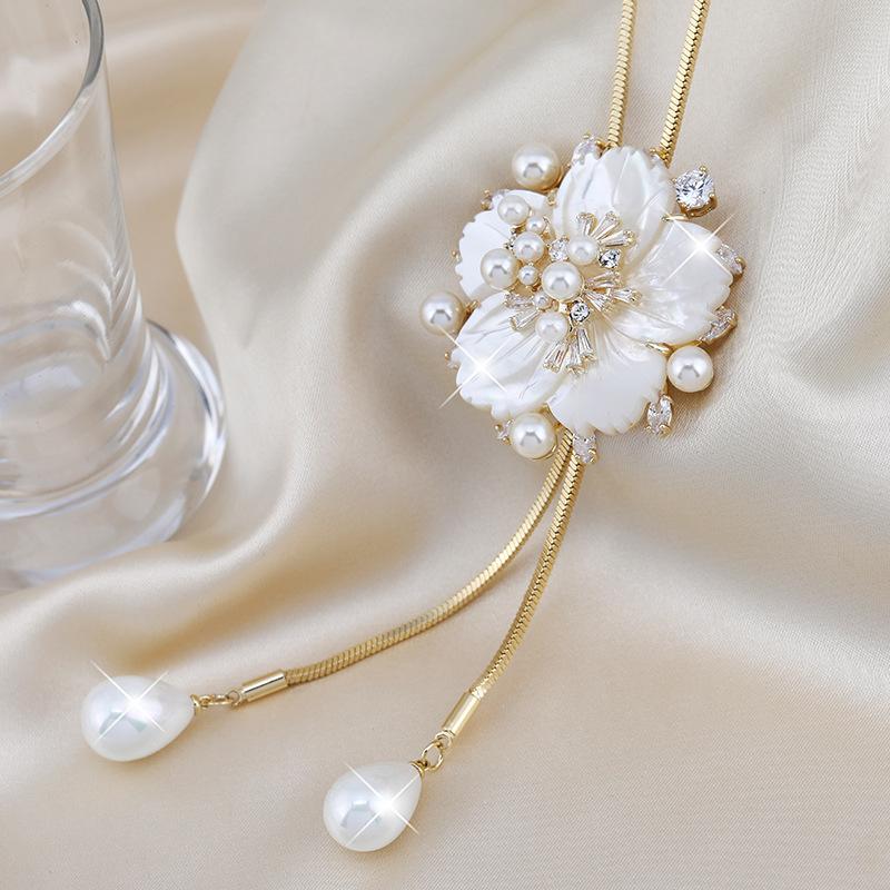 

Модное женское ожерелье с кисточкой в цветочном стиле с натуральной ракушкой и деталями из жемчуга