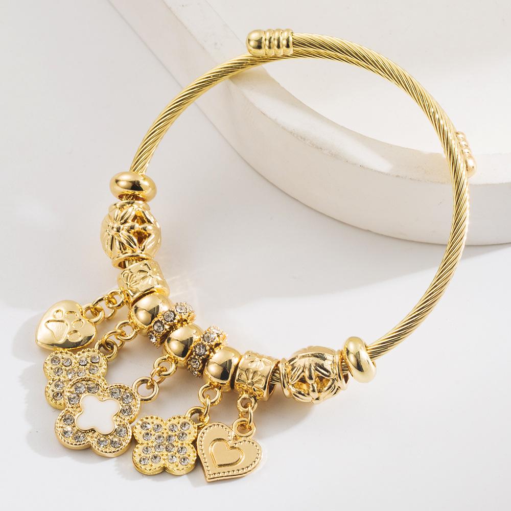 Nuovo Elegante Bracciale in Acciaio Inossidabile, Versatile nello Stile, con un Ciondolo a Forma di Cuore con Quadrifoglio.