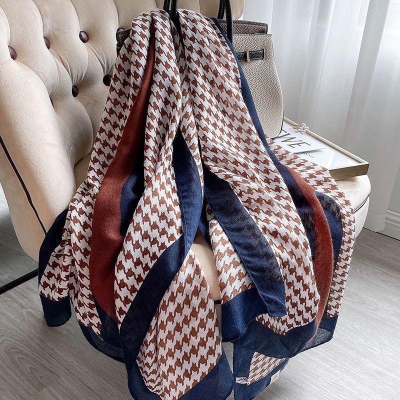 Luxury Brand Autumn and Winter Women New Style Fashion Color Matching Print Silk Scarf Lady Popular Headcloth Beach Shawl