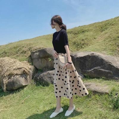 Damen Französischer Retro Polka Dot Rockanzug: Kurzärmeliges Strick-T-Shirt und knielanger langer Rock.