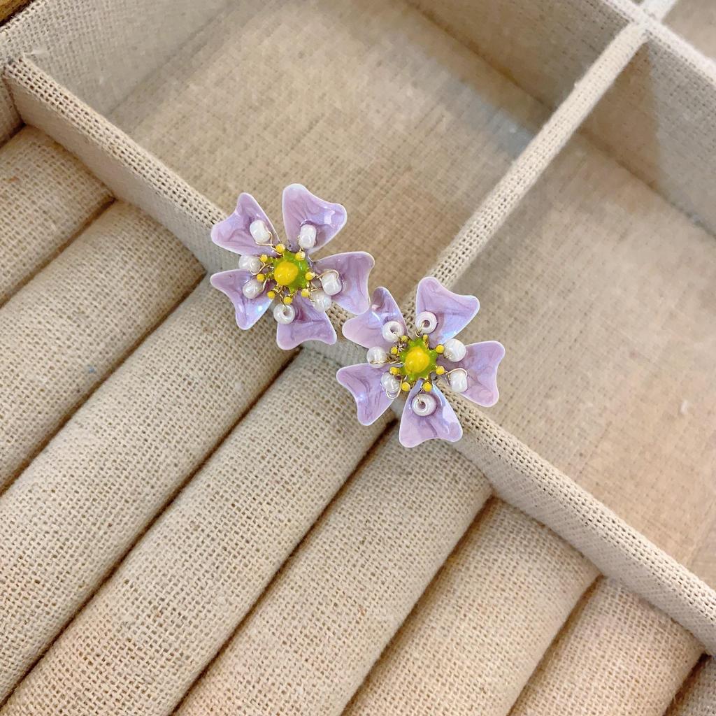 French Luxury Stud Earrings with Silver Needle and Inlaid Diamond Flower Design