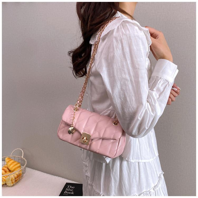 IELGY Diamond Chain Fashion Commuter Crossbody Bag