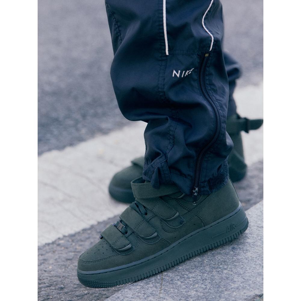 

Кроссовки Nike AIR FORCE 1 HIGH 07 SP 230