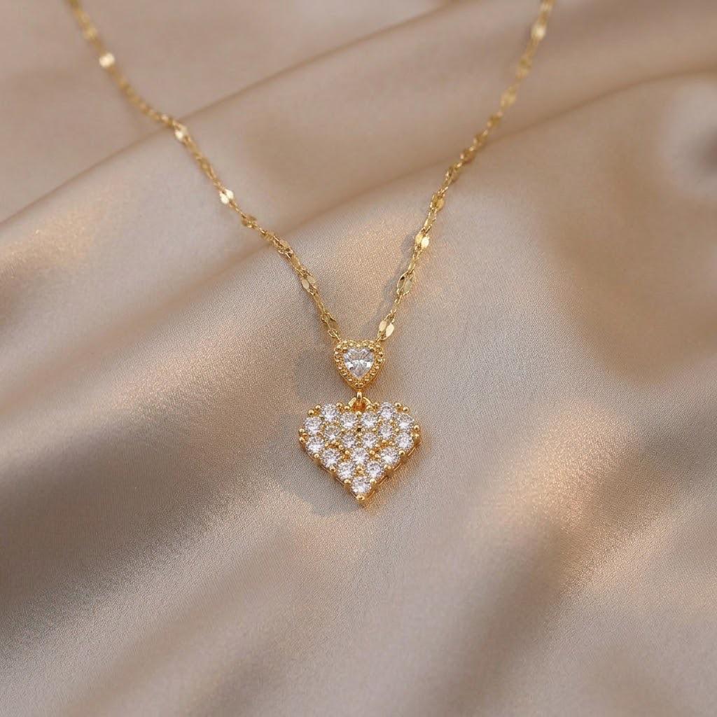 European & American Style Women's Necklace: Copper with Micro-inlaid Zircon Water Drop Heart Pendant and Fashionable Clavicle Chain.