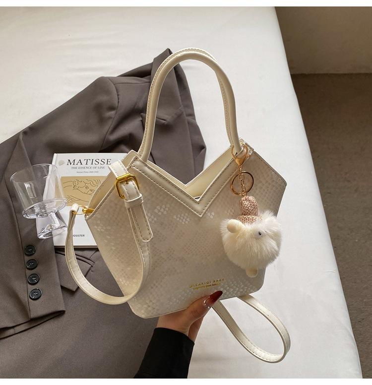 Niche design bag women's new high-end retro shoulder messenger bag portable commuter bucket bag