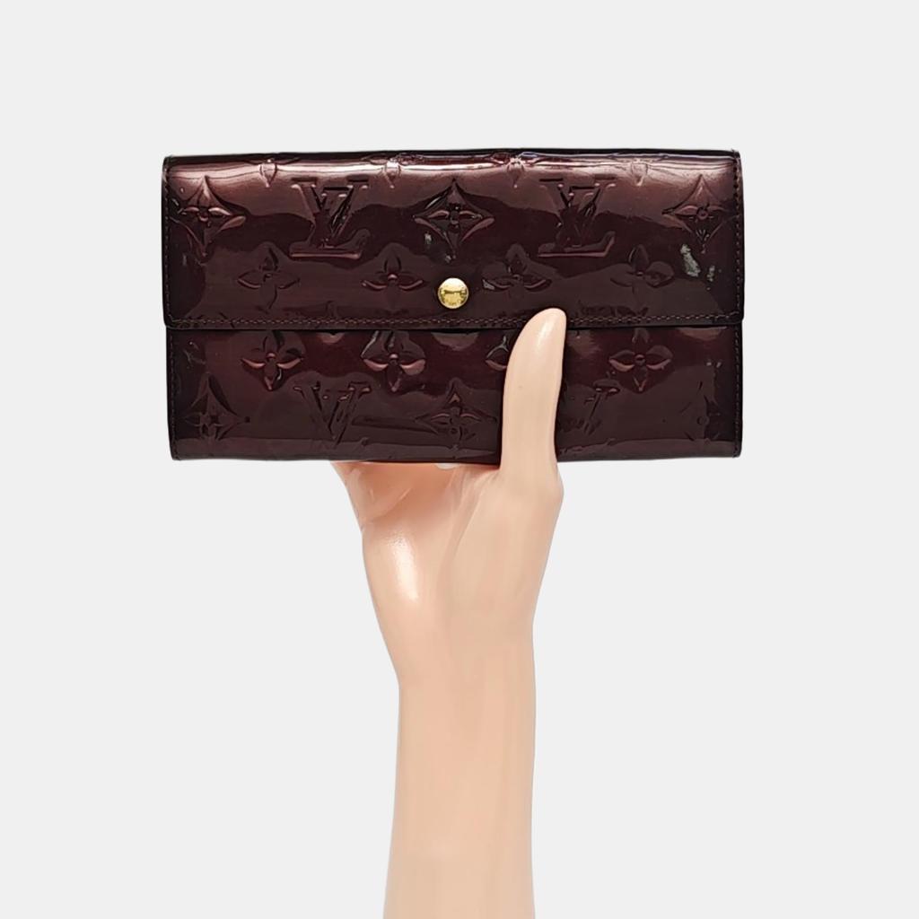 [Pre-Owned] Sarah Wallet Snap Closure Logo Embossed Folded Patent Leather - Very Good #WVIH1Q