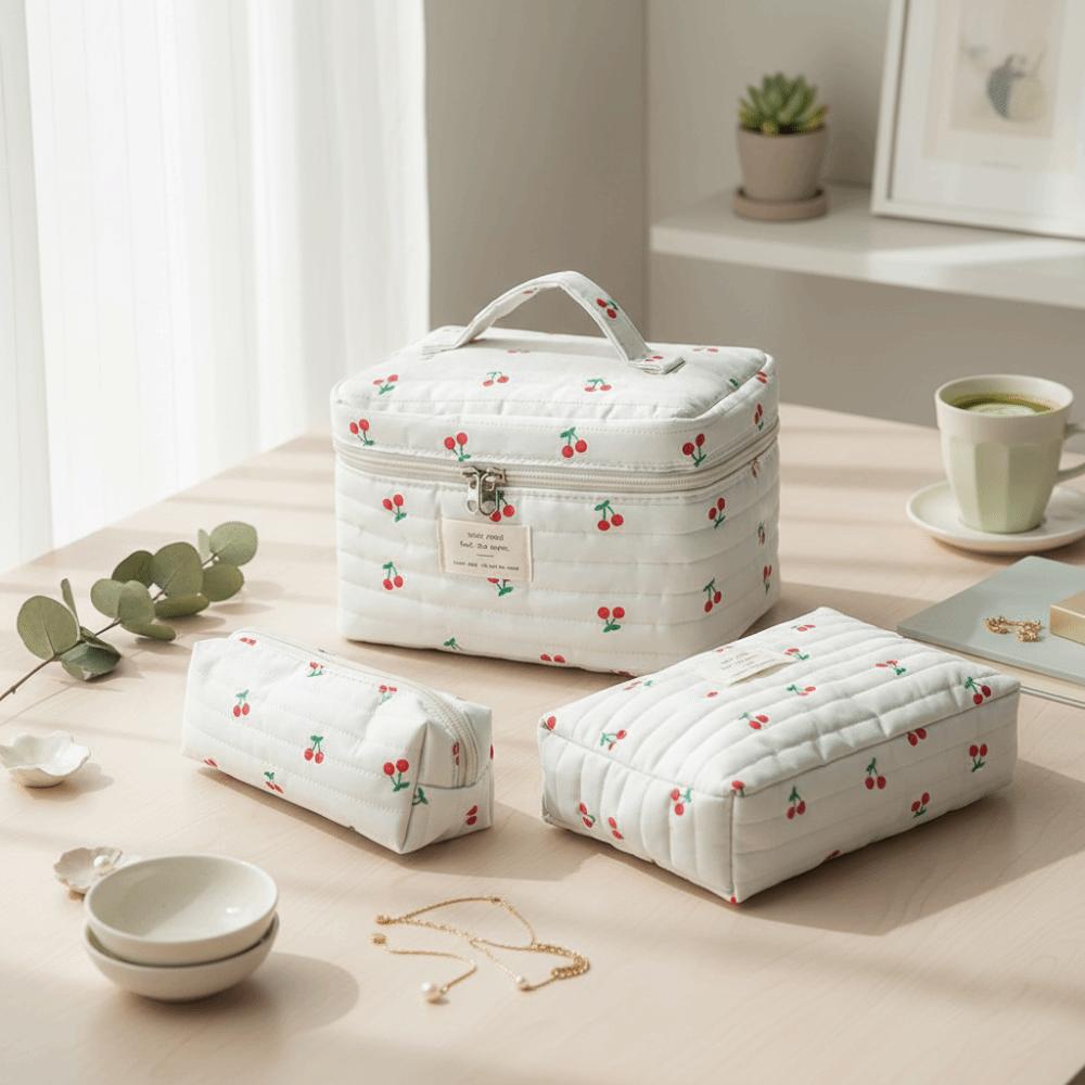 Sac à Maquillage Imprimé Cerises Mode Coton Matelassé Mignon Sac à Articles de Toilette Grande Capacité Multifonctionnel Sac à Cosmétiques pour Femmes Filles