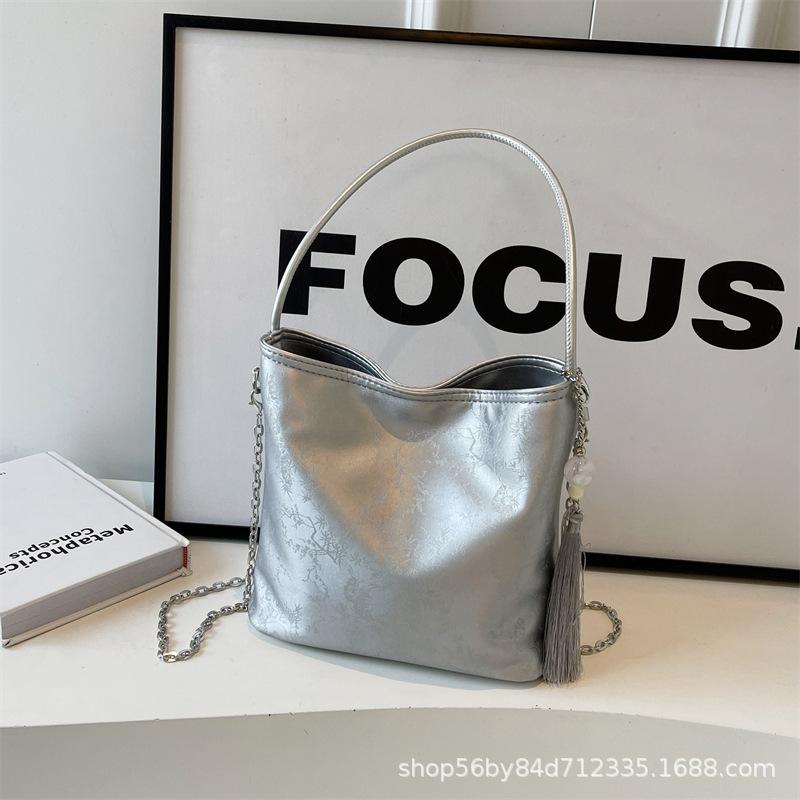 

Премиальный сенс Xiaoxiangfeng мини-сумка для мобильного телефона 2025 весна новая ромбовидная цепочка сумка-мессенджер сумка-ведро серебряный