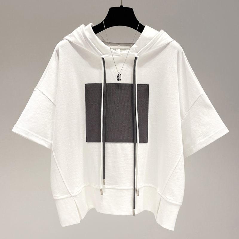 

Очень большая корейская повседневная футболка с капюшоном и кулиской, с короткими рукавами, однотонная, со строчкой. Женская летняя свободная футболка с рукавами до локтя. 4XL