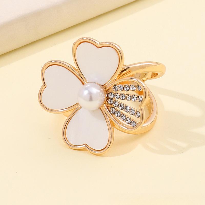 1pcs Four-leaf Clover Silk Scarf Button Women Natural Pearl Rhinestone Four-leaf Clover Scarf Button Versatile Clothing Button белый
