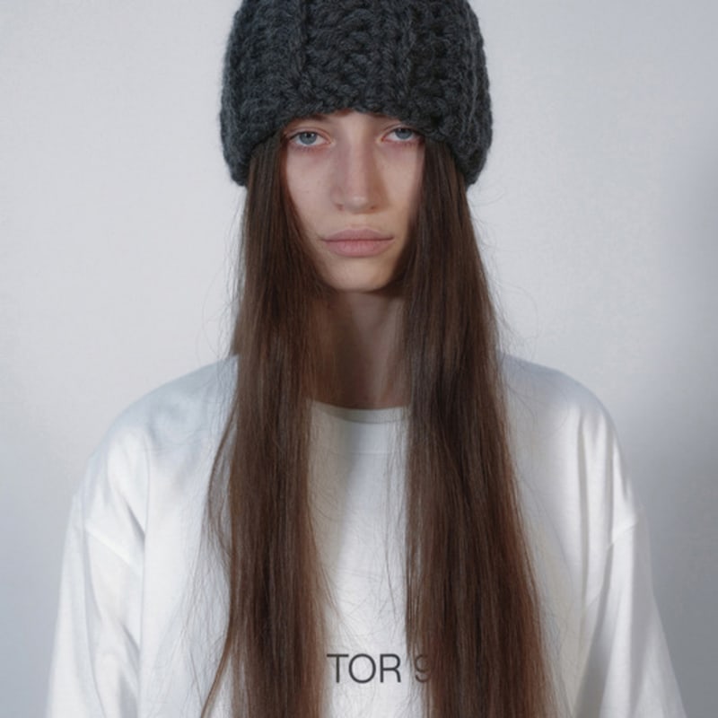 

NOTHINGEVERYTHING HANDMADE CHUNKY BEANIE in DEEP GREY OS