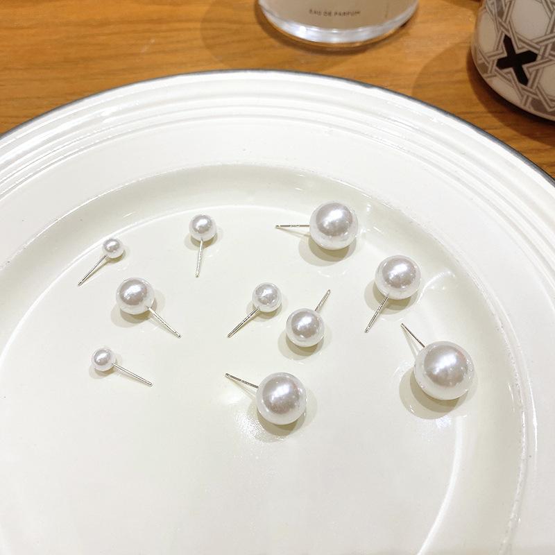 Silver Needle Small and Elegant Stud Earrings for Women, A Niche Design with A Retro Touch, New Style Ear Accessories.