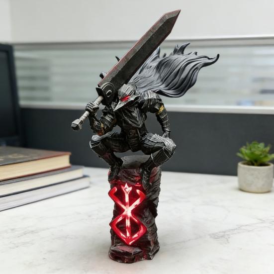Schwertkämpfer Figur mit Waffe Desktop Statue mit eingebautem LED Licht Harz Anime Figur Skulptur Sammlerstück Spielzeug für Home Schreibtisch Dekoration