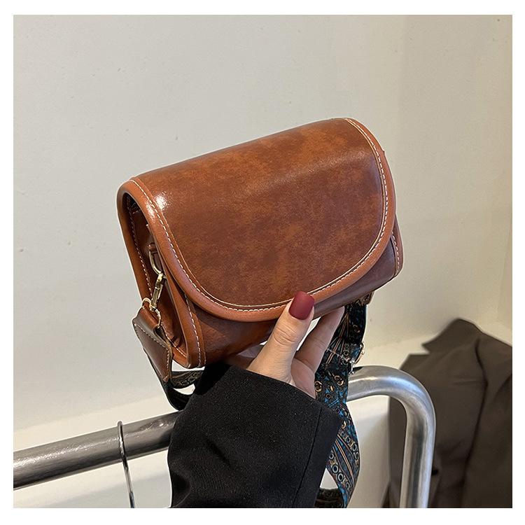 

Текстурированная маленькая сумка женская сумка 2025 новая модная зимняя ретро широкополосная сумка-мессенджер повседневная маленькая квадратная сумка коричневый